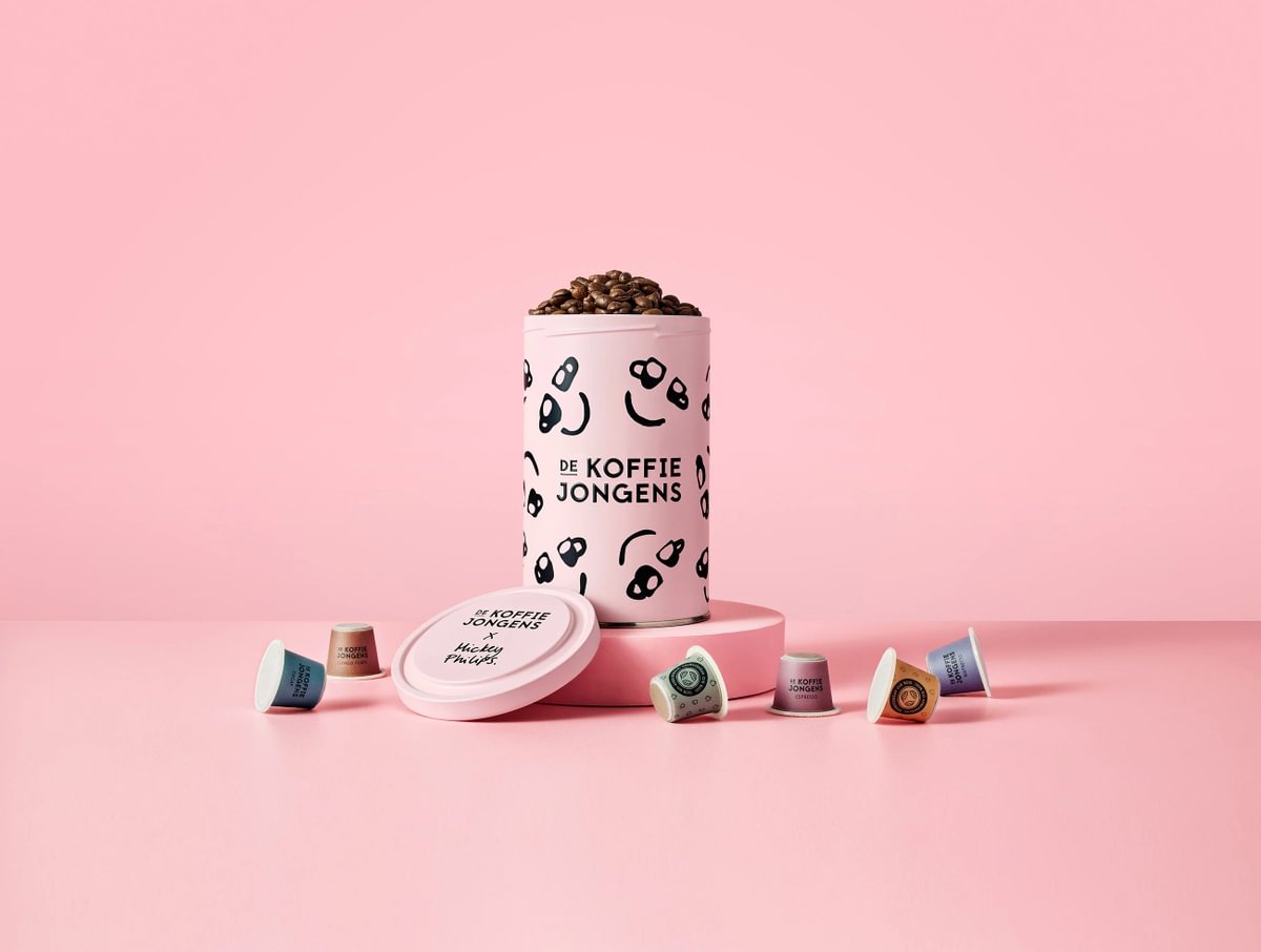 De Koffiejongens - mickey philips -Blik-met-cups-en-bonen