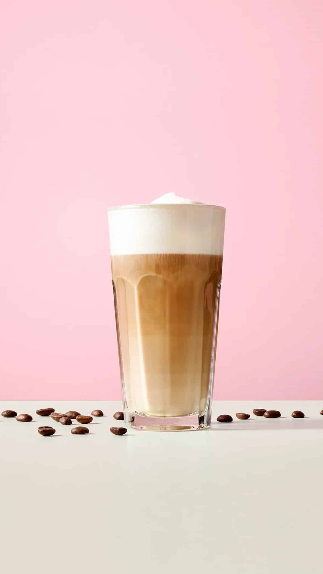 De Koffiejongens - latte macchiato roze achtergrond