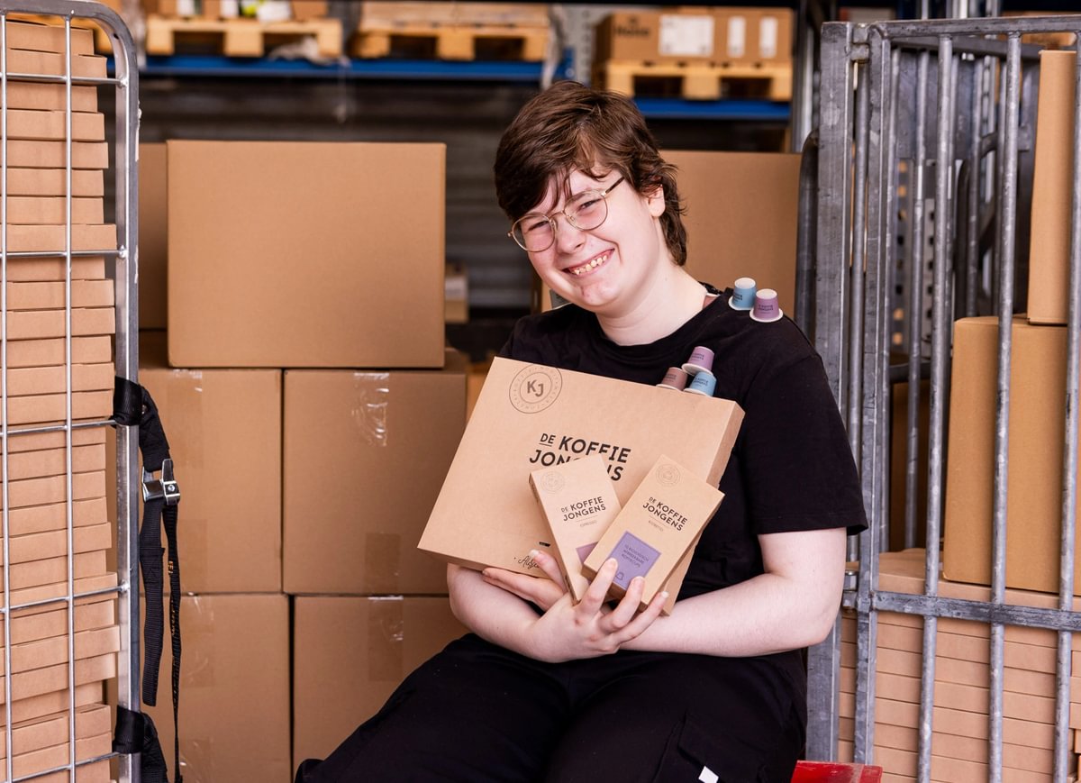 Ontmoet Dara. Dana pakt jouw pakketje met zorg in, zodat jij nooit meer zonder koffie zit.